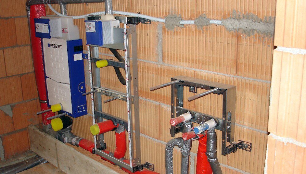 Sanitärinstallation für eine Badsanierung in Düsseldorf mit Vorwandelementen und Leitungsführung